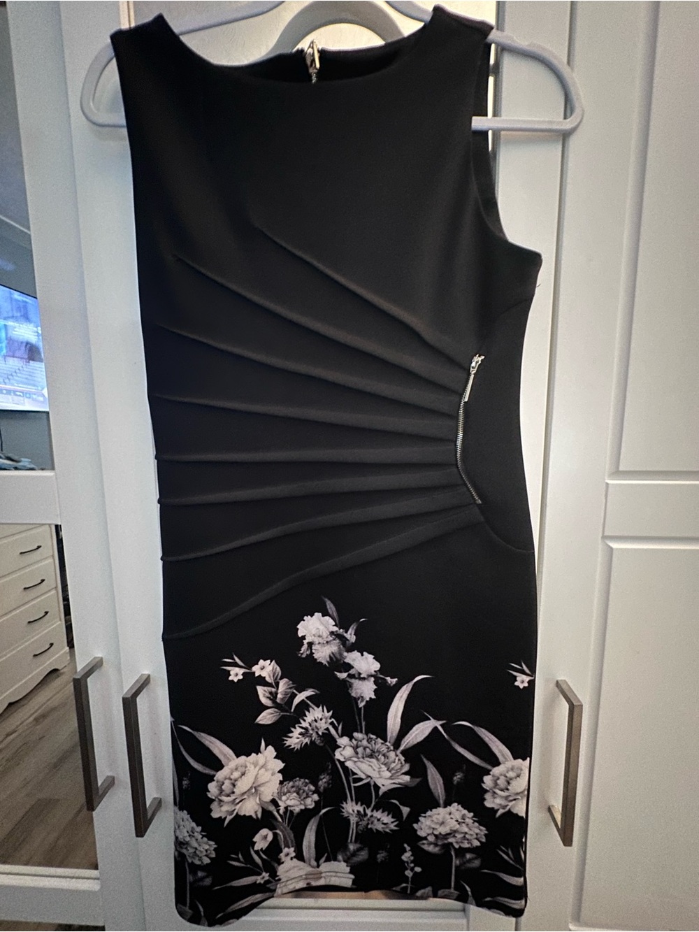 Suzy Shier Black Floral Sheath Dress with Side Zip Accent